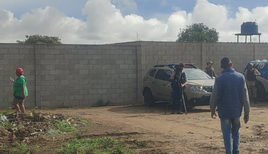 Polícia Militar derruba construções irregulares em fazenda ocupada na Bahia