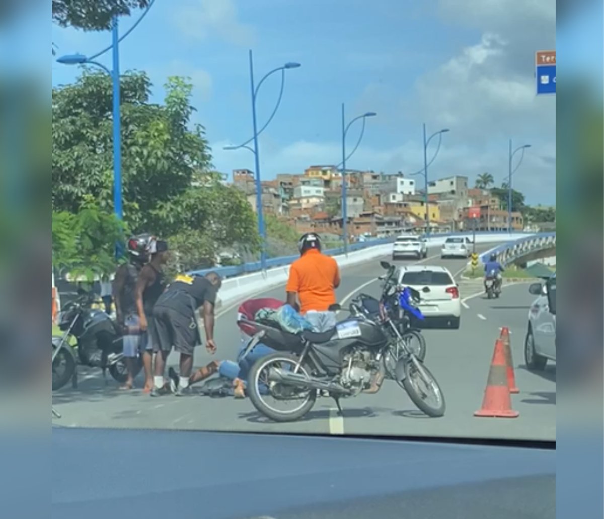 Um fica ferido após moto e bicicleta baterem de frente na Avenida Vasco da Gama, em Salvador 