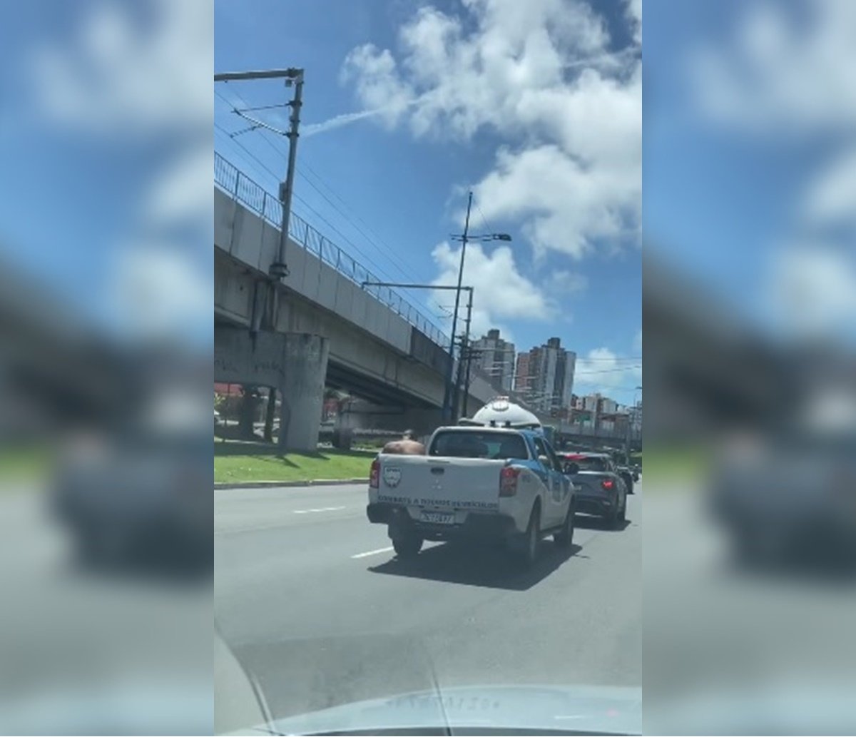 Advogado aciona a PM por não concordar que preso fosse transportado em caçamba de viatura sem capota em Salvador