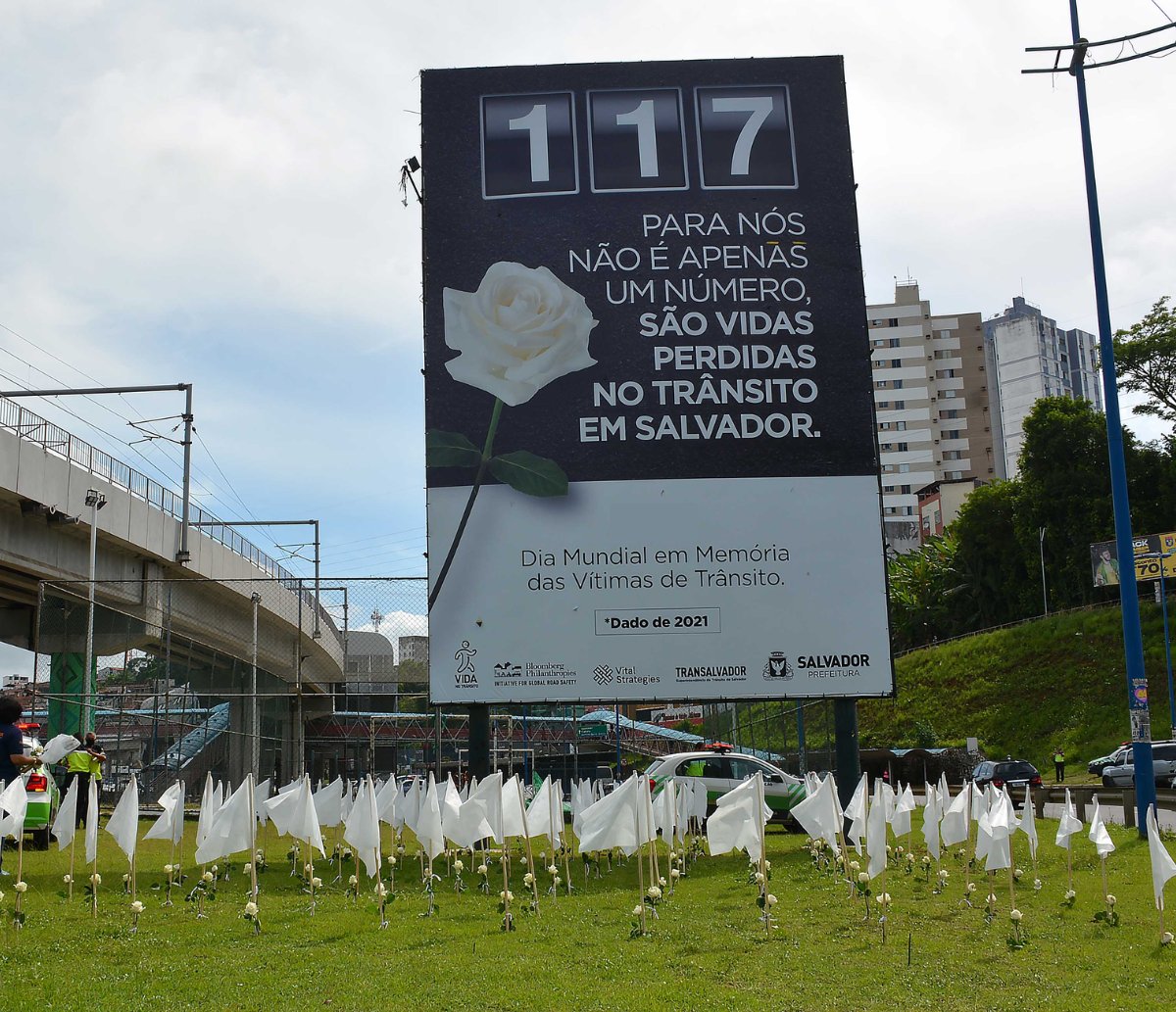 Prefeitura de Salvador coloca rosas em painéis na Bonocô e Paralela: por qual motivo?  