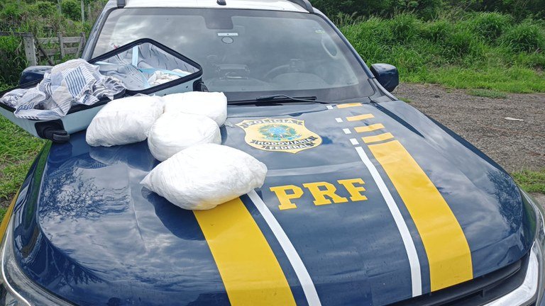 PRF apreende 10 Kg de cocaína em mala de mulher em um ônibus de turismo em Jequié