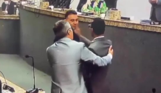 Vídeo mostra vereador agredindo colega em Feira de Santana; assista  