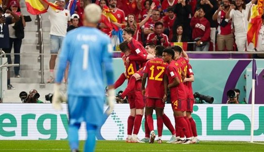 “Lá vem eles de novo”: Espanha brinca em campo e atropela Costa Rica por 7x0