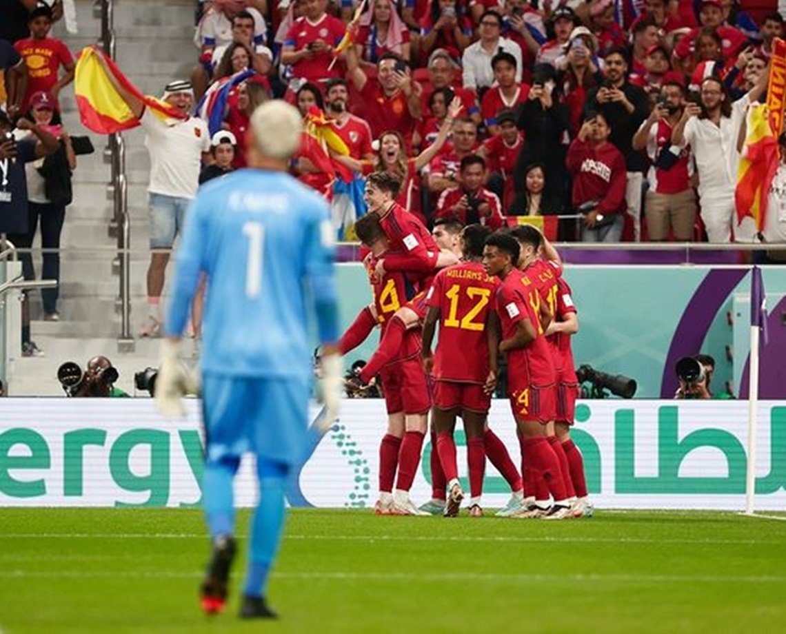 “Lá vem eles de novo”: Espanha brinca em campo e atropela Costa Rica por 7x0