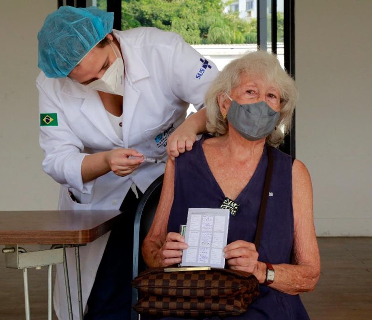 Com nova onda da Covid-19, profissional entrega dicas para cuidado com idosos 