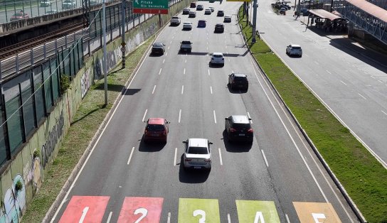 Para tentar organizar trânsito na Paralela, Transalvador pinta nova sinalização; o que muda?  