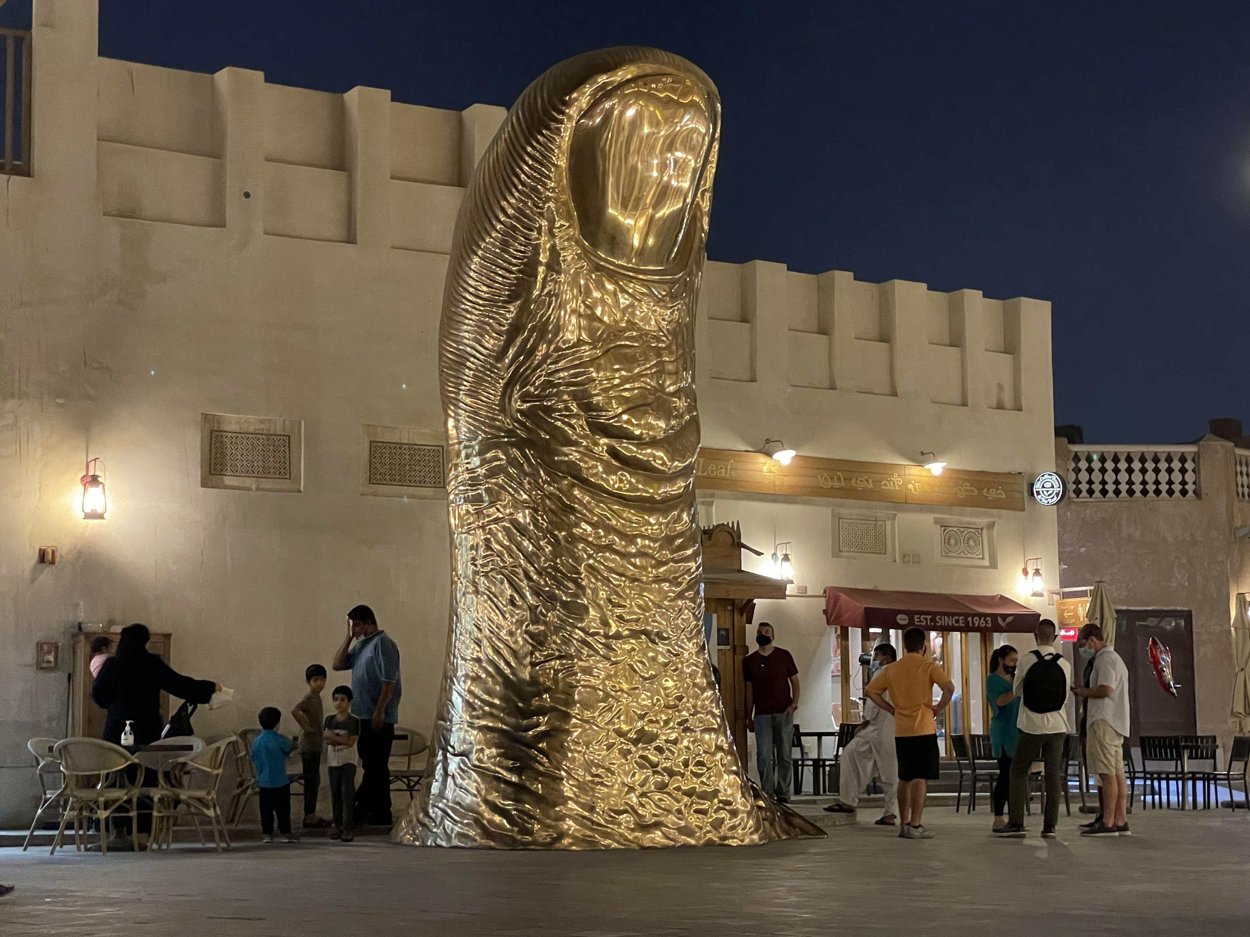 Copa do Qatar: a escultura de um polegar gigante em Doha faz referências a amputações de membros após roubos?