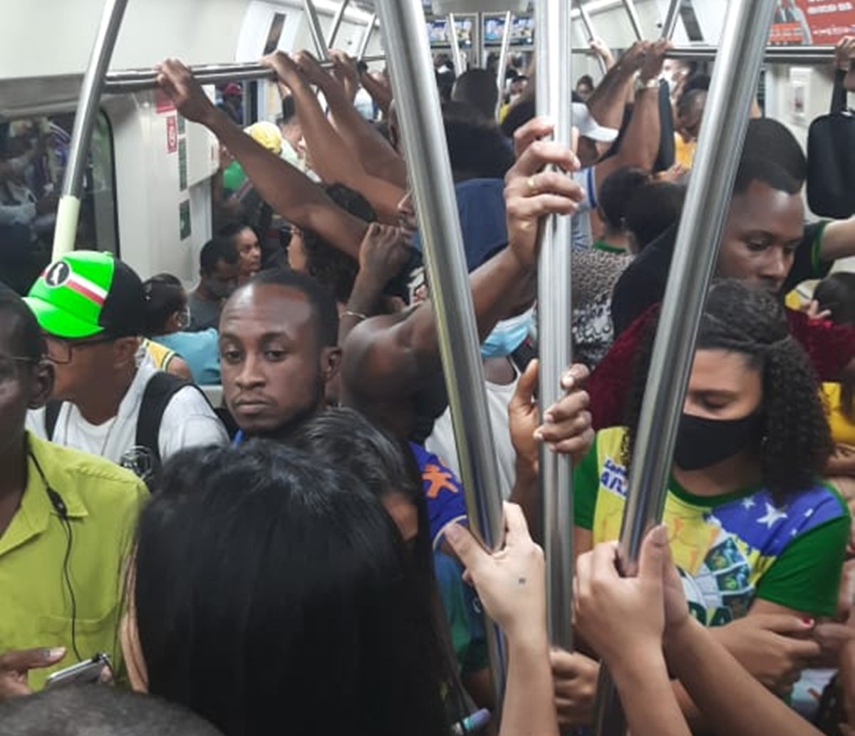 Linha do metrô para durante transmissão do jogo do Brasil e revolta passageiros 