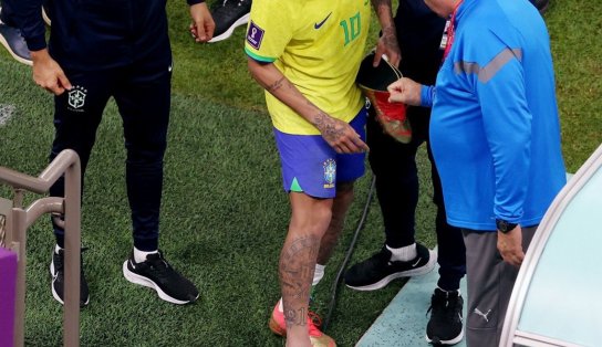 Apesar da vitória do Brasil, Neymar tem lesão no tornozelo e imagem preocupa torcida