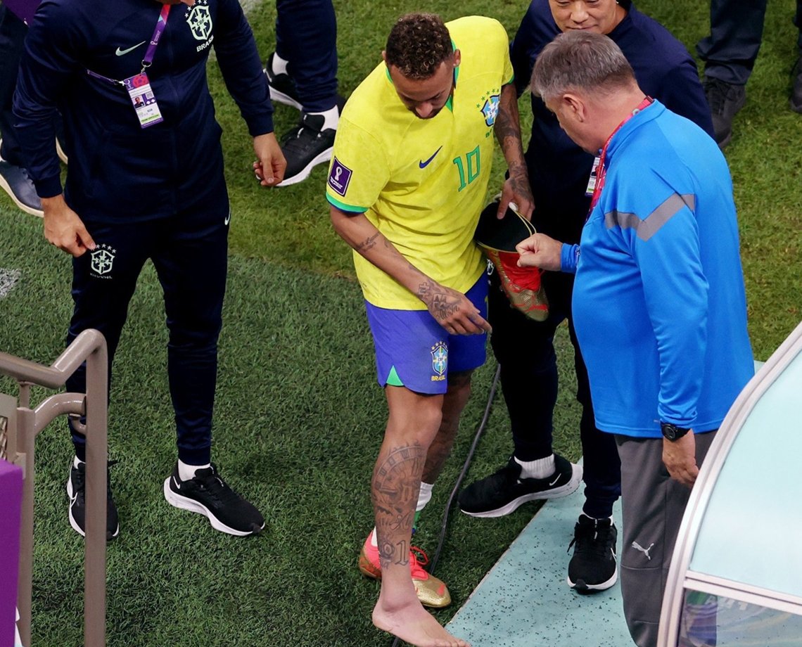 Apesar da vitória do Brasil, Neymar tem lesão no tornozelo e imagem preocupa torcida