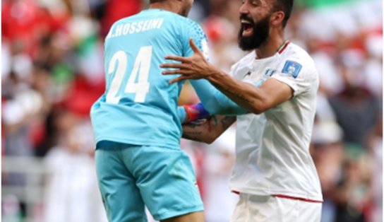 Irã faz dois nos acréscimos, vence Gales e se recupera na Copa após goleada sofrida na estreia