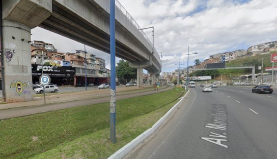 Caminhão de produtos de limpeza tomba na Avenida Bonocô