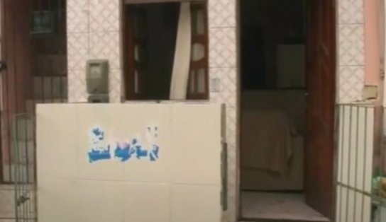 Homem esfaqueia esposa e comete suicídio em seguida; pai dela estava na casa