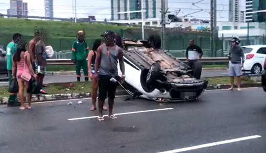 Carro capota na Av. Tancredo Neves e deixa trânsito lento na região da rodoviária; ocupantes não se machucaram