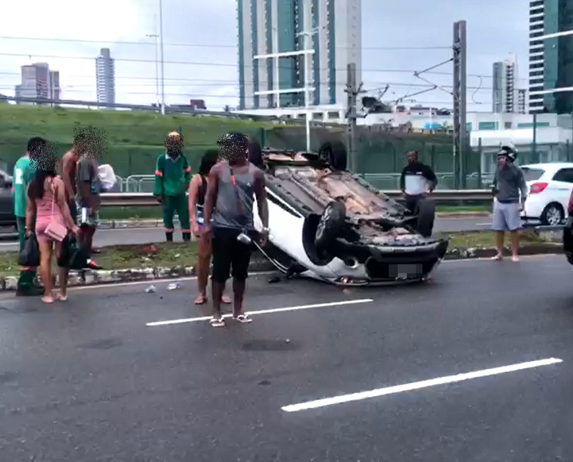 Carro capota na Av. Tancredo Neves e deixa trânsito lento na região da rodoviária; ocupantes não se machucaram