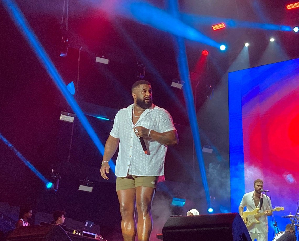 'Em casa', Baco Exu do Blues faz público cantar em coro e homenageia Gal Costa em show no Afropunk Bahia