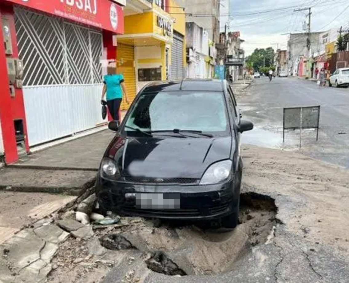 Carro afunda em cratera após asfalto ceder, em cidade do interior; saiba mais