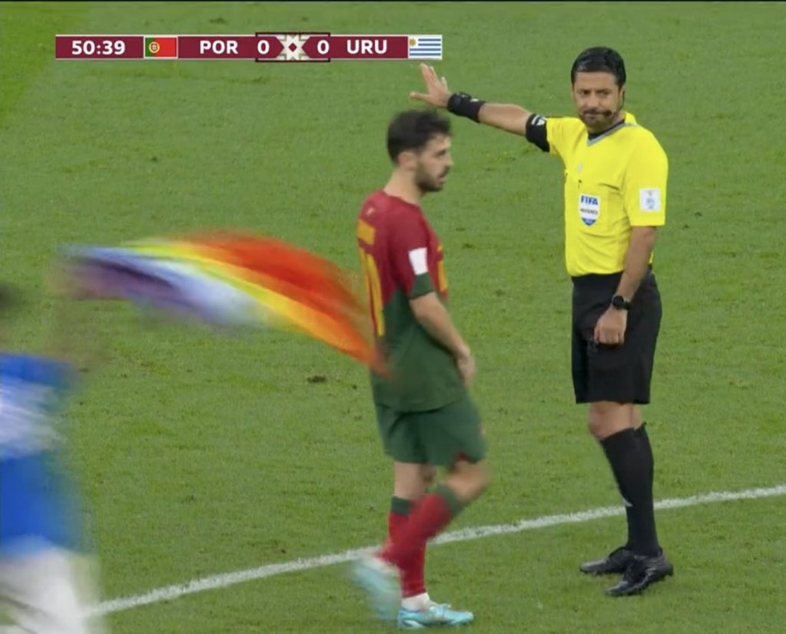 Torcedor com bandeira LGBTQIA+ invade jogo entre Portugal e Uruguai; TVs não mostram