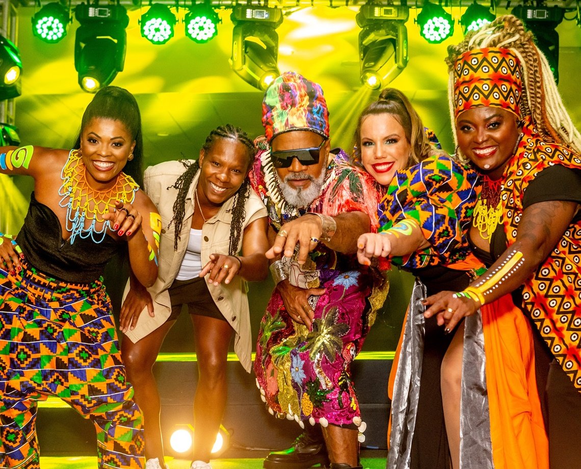 'Faz a Ola': Carlinhos Brown e Timbaladies lançam música para a Copa com participação de Formiga