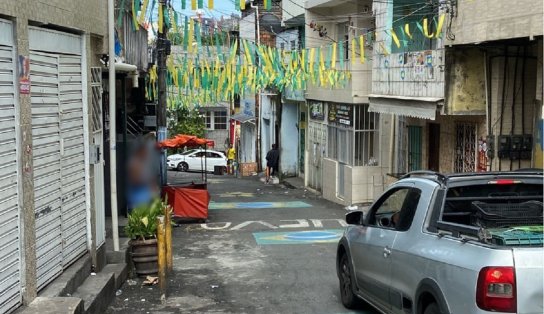 Sobre bandeira do Brasil, homem é assassinado em Salvador e mãe se desespera  