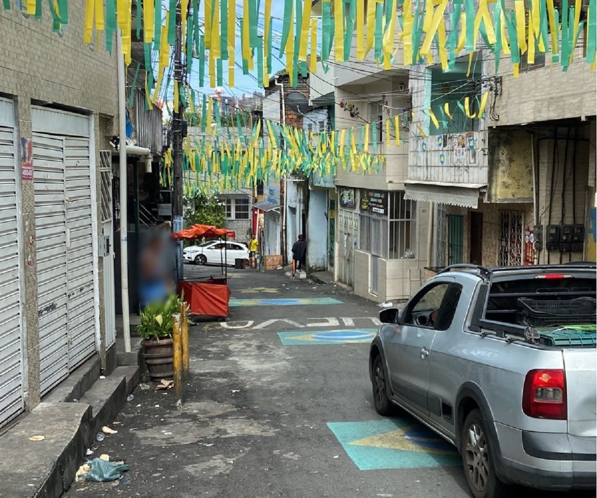 Sobre bandeira do Brasil, homem é assassinado em Salvador e mãe se desespera  