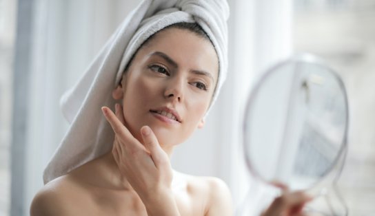 Por que a nossa pele fica mais oleosa no verão? Dermatologistas explicam e dão dicas de como evitar esse problema