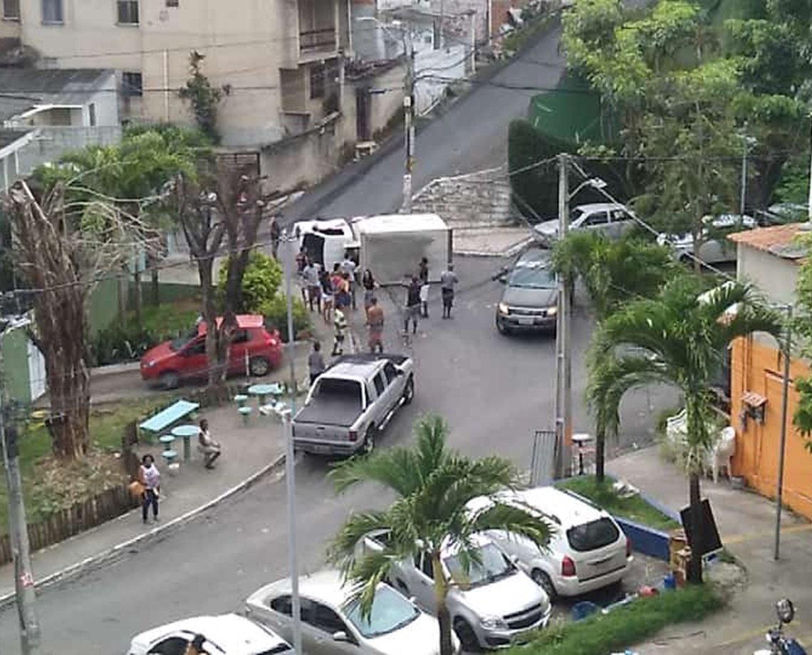 Caminhão que transportava sucos tomba em ladeira do Candeal; veja vídeo