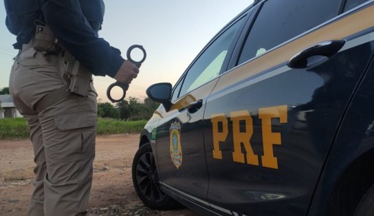 Cinco homens acabam presos após invadirem a traseira de caminhão na Bahia  