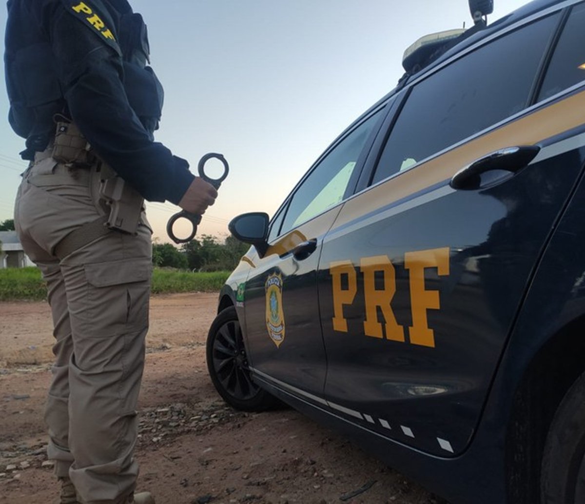 Cinco homens acabam presos após invadirem a traseira de caminhão na Bahia  