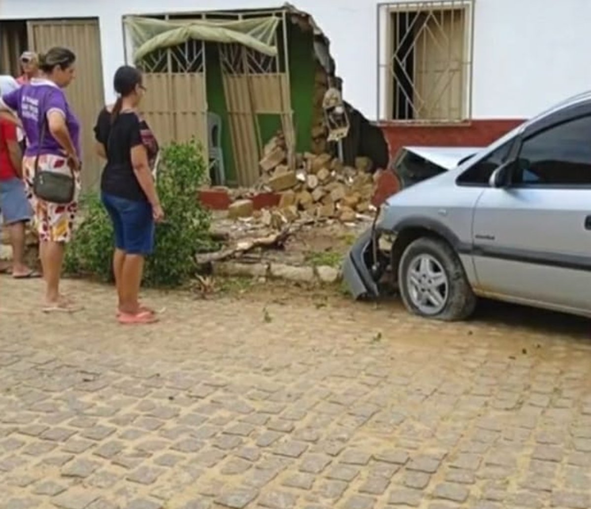 Motorista perde controle de veículo, invade calçada e atinge uma casa na cidade de Maracás 