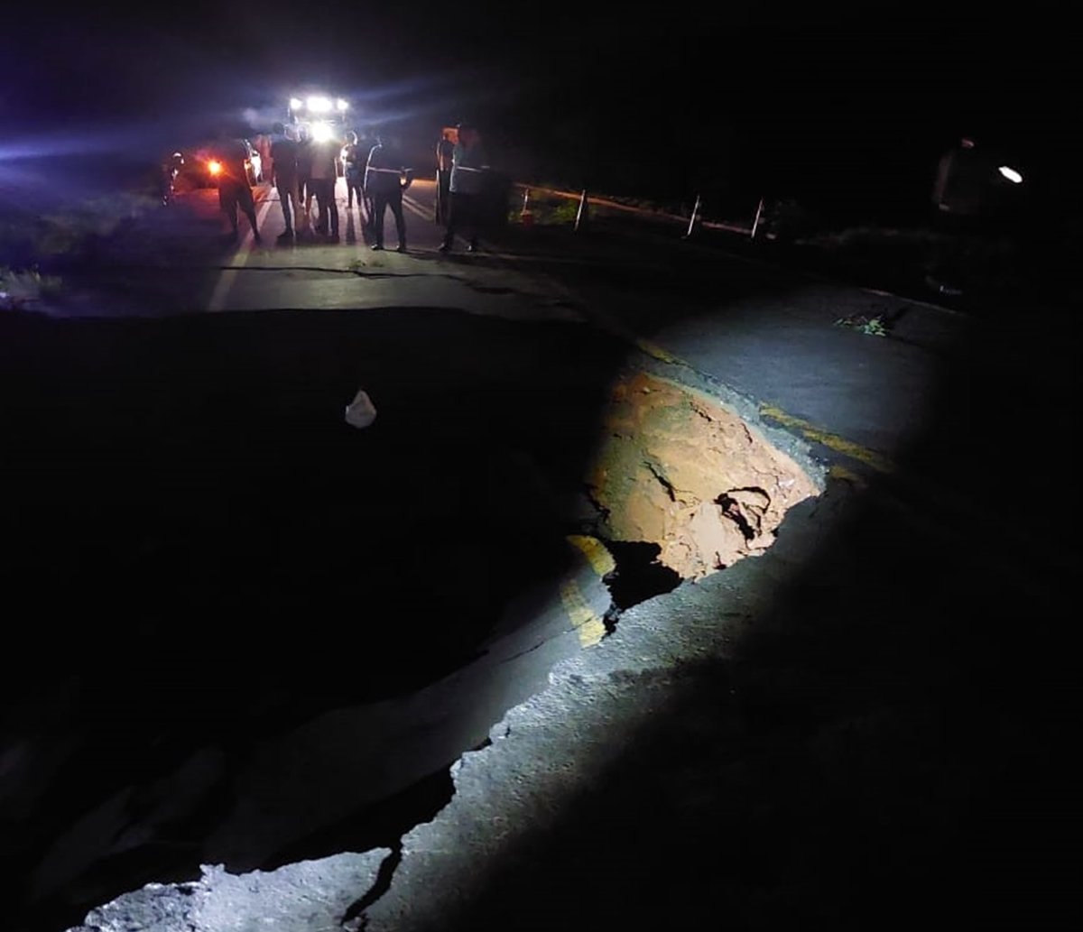 Parte da BR-101, na Bahia, é interditada após fortes chuvas  