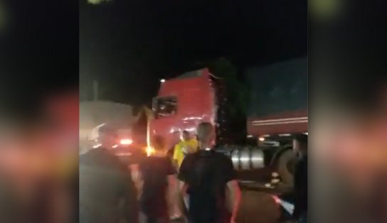 Após ter caminhão apedrejado, motorista fura bloqueio, leva barraca e atropela uma manifestante em Rondônia