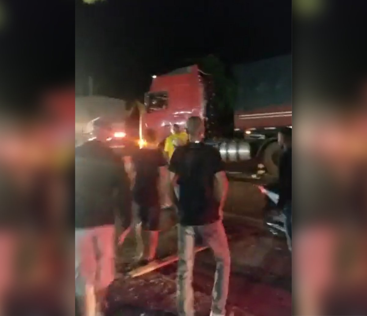 Após ter caminhão apedrejado, motorista fura bloqueio, leva barraca e atropela uma manifestante em Rondônia