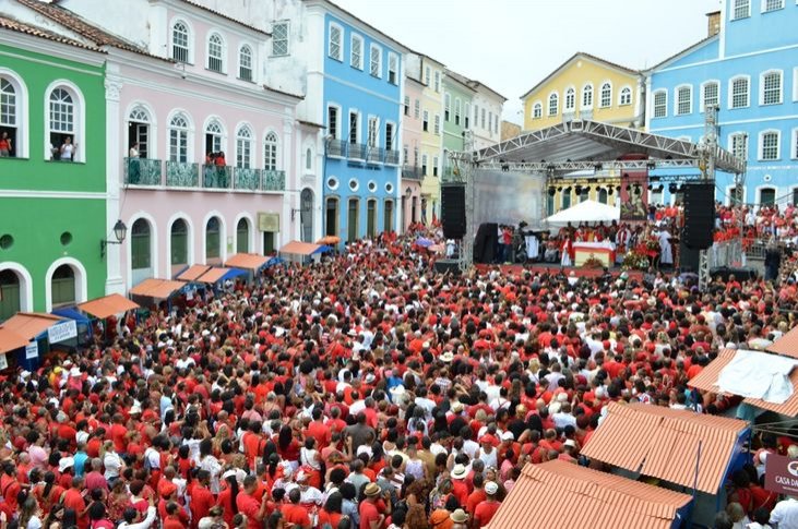 Após dois anos, festa de Santa Bárbara volta ao Pelourinho, em Salvador