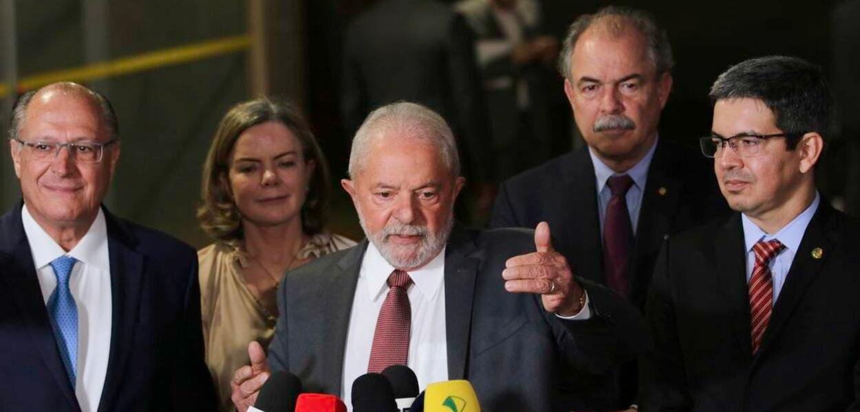 Lula diz que Gleisi não será ministra e que só anuncia equipe após ser diplomado pelo TSE