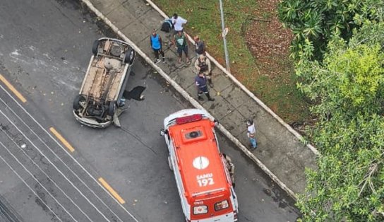 Motorista perde controle da direção e carro capota na Avenida Garibaldi, em Salvador