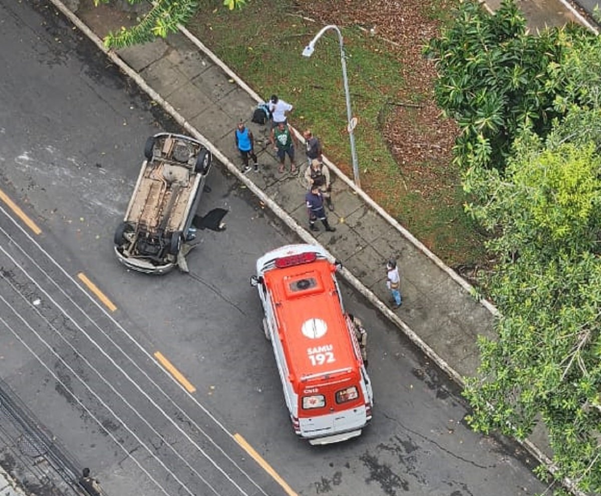 Motorista perde controle da direção e carro capota na Avenida Garibaldi, em Salvador