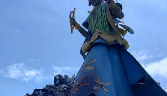 Escultura de Mãe Stella de Oxóssi é alvo de incêndio em Salvador 