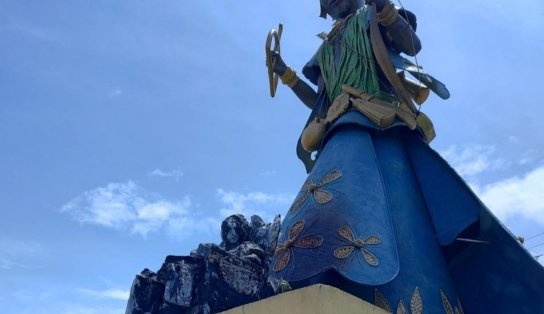 Estátua da Mãe Stella de Oxossi é alvo de incêndio criminoso em Salvador