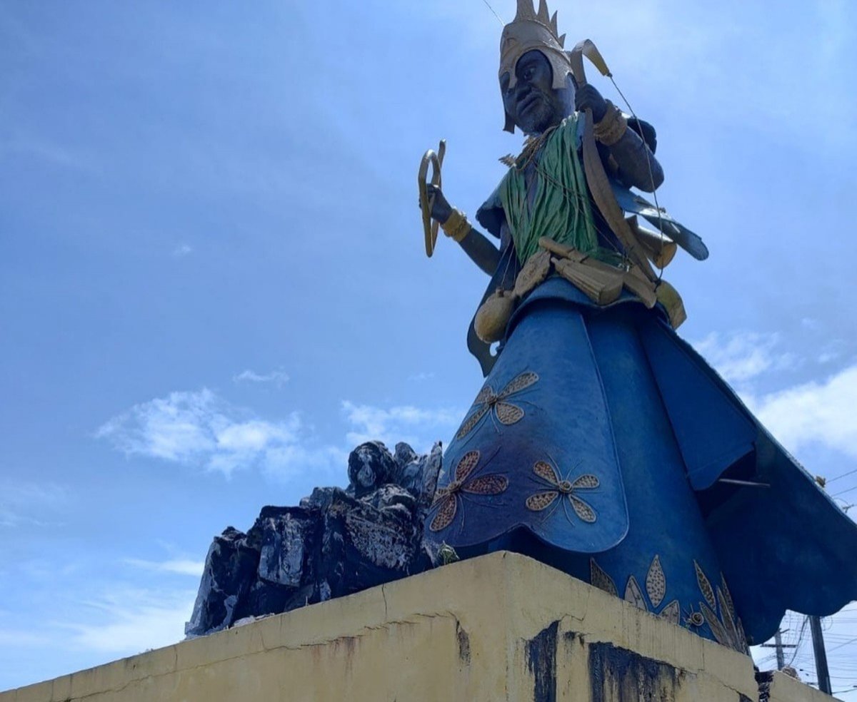 Estátua da Mãe Stella de Oxossi é alvo de incêndio criminoso em Salvador