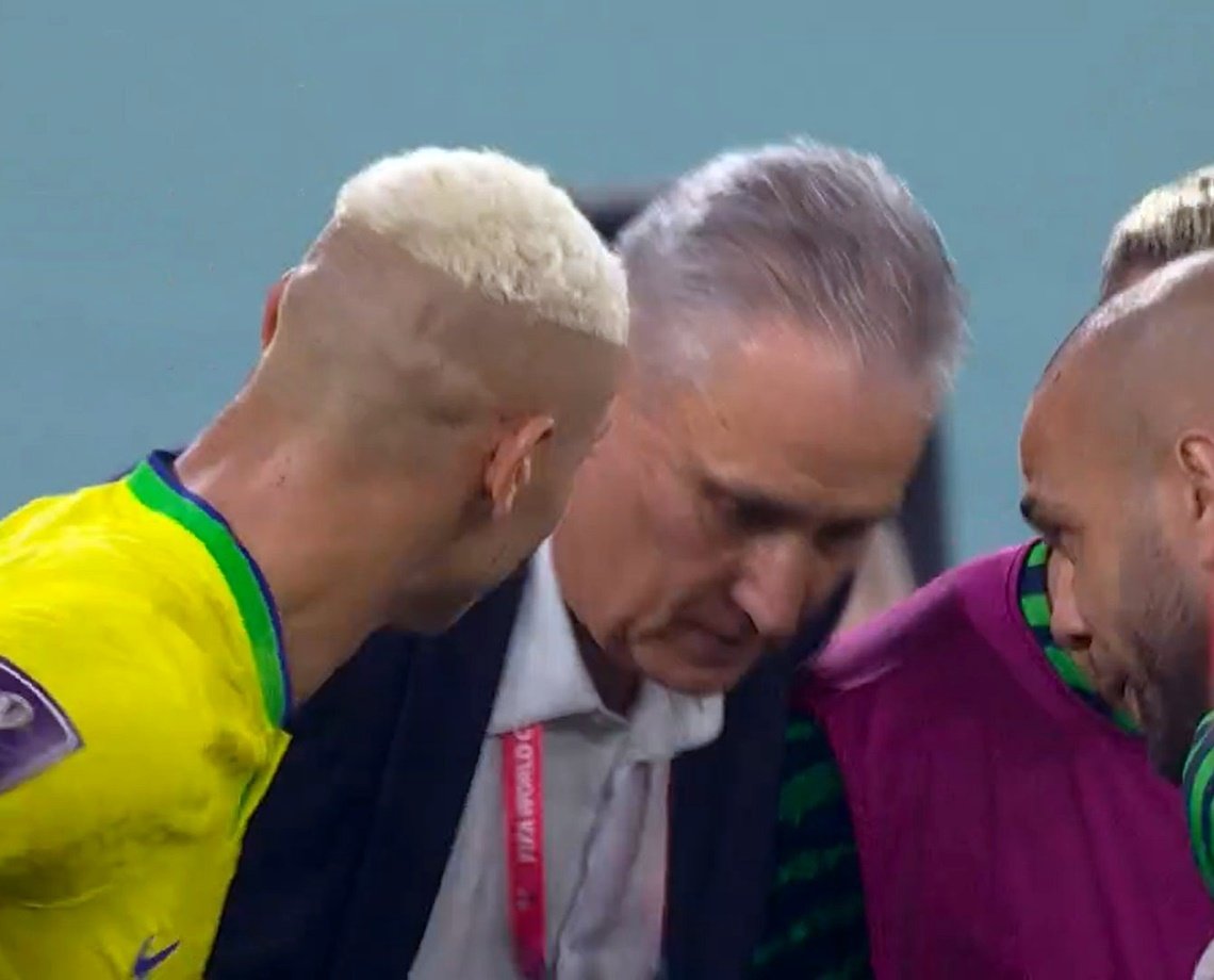 PRUUUU! Tite faz 'dança do pombo' após gol de Richarlison em jogo contra a Coreia; assista