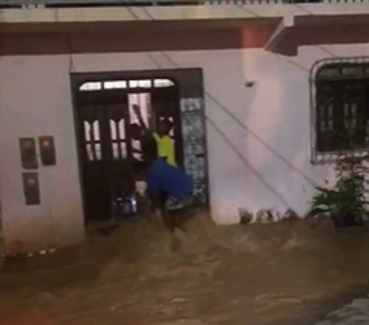 Chuvas na Bahia: rompimento de barragem deixa casas inundadas em Wenceslau Guimarães