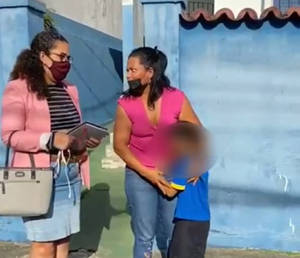 Criança sequestrada pelo pai policial em frente à escola é devolvida para a mãe, em Salvador