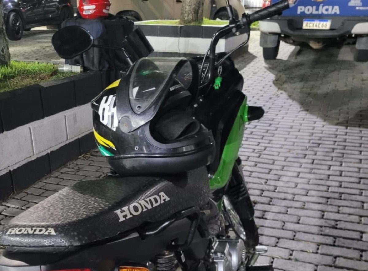 PM prende criminoso, apreende arma e recupera motocicleta roubada na RMS