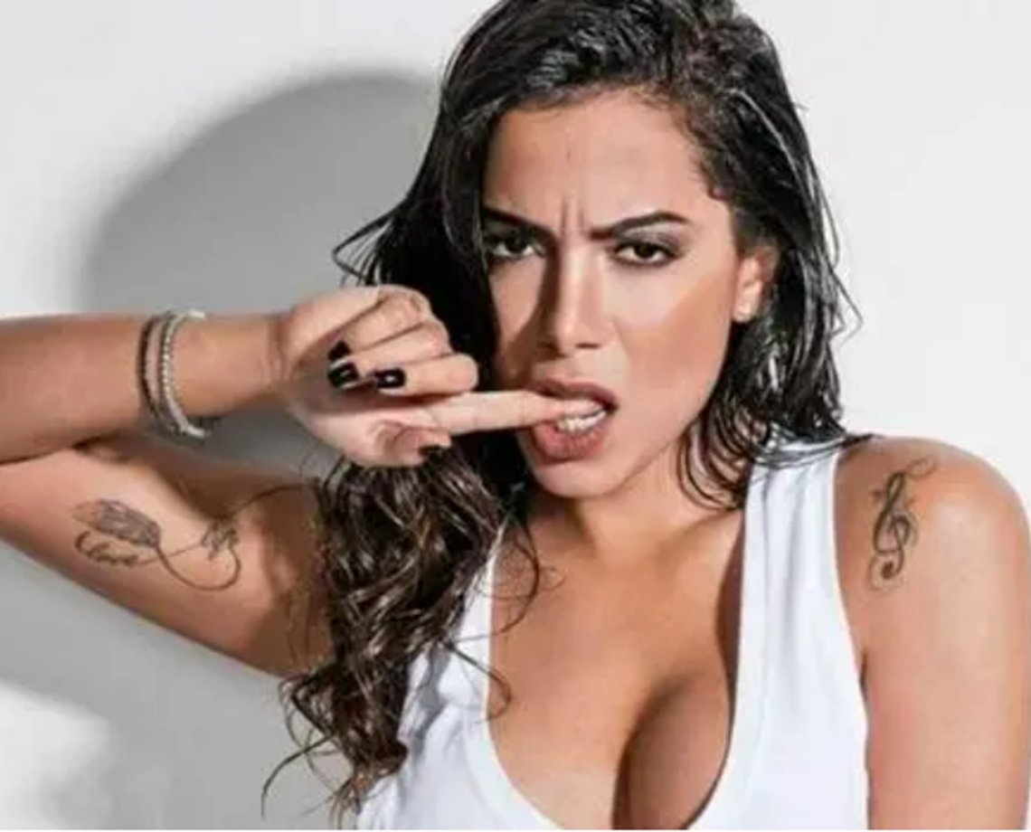 Anitta se pronuncia sobre internação: 'Não estou morrendo, está tudo sob controle'