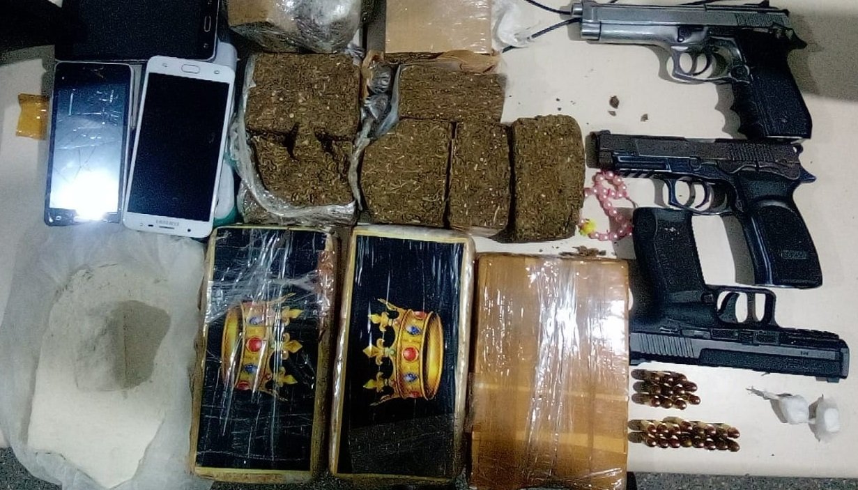 Armas e 7 kg de drogas são encontradas com suspeitos de tráfico na Bahia