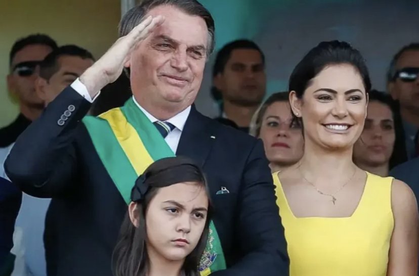 Após bullying, filha de Bolsonaro vai deixar colégio, diz coluna