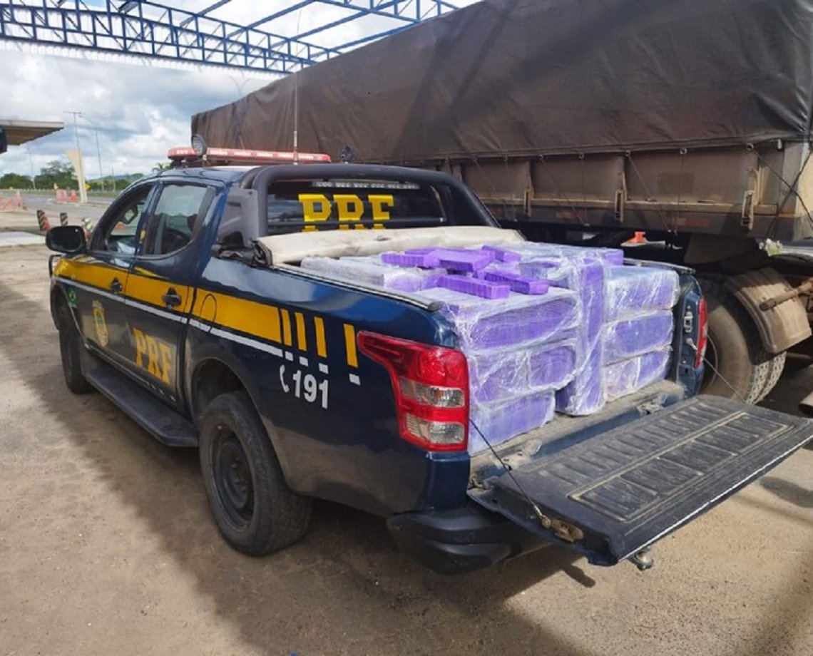 PRF apreende 680 kg de maconha sendo transportada em caminhão, em Feira de Santana