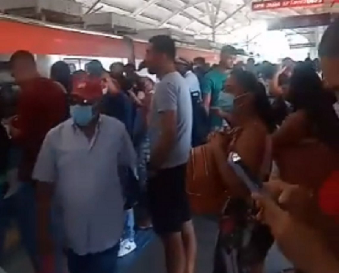 Trens do metrô circulam com velocidade reduzida e atrasos deixam estações lotadas em Salvador