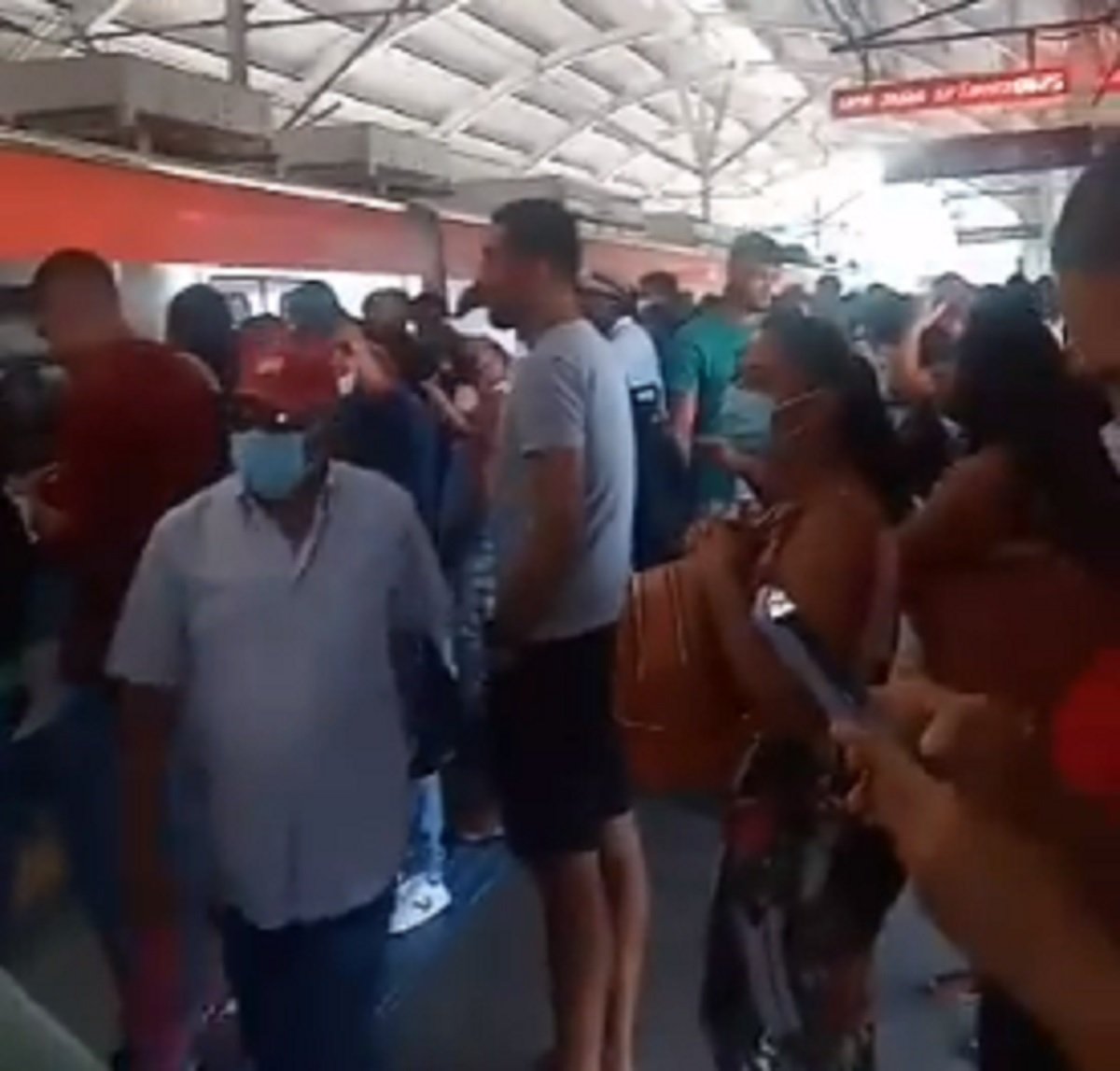 Trens do metrô circulam com velocidade reduzida e atrasos deixam estações lotadas em Salvador